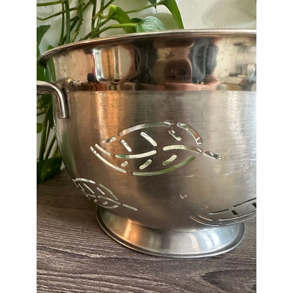 Stainless Steel Leaf-Pattern Colander with Handles - Picture 5 of 10